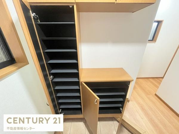 【収納】 | 小林東３丁目 中古戸建 | 大容量の靴箱と姿見がございます！