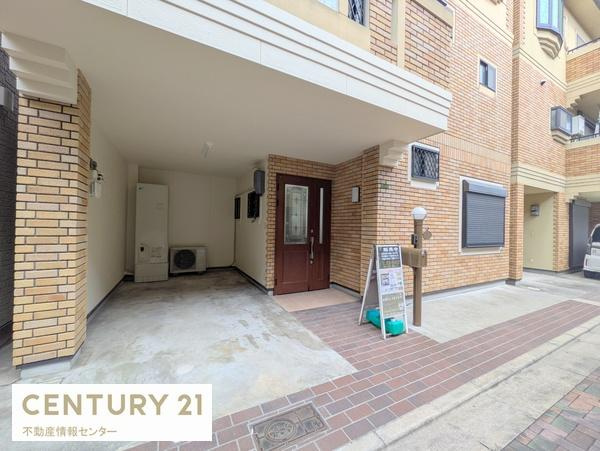 【駐車場】 | 小林東３丁目 中古戸建 | 車はワンボックスタイプも収納可能！