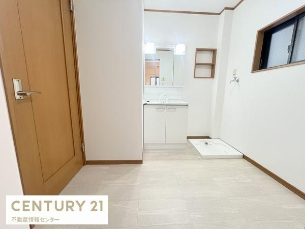 【独立洗面台】 | 小林東３丁目 中古戸建 | スペースの多い広めの洗面所です！