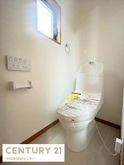 【トイレ】 | 小林東３丁目 中古戸建 | 温水洗浄機能付き便座新調！