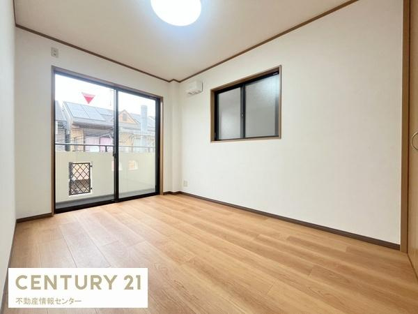 【寝室】 | 小林東３丁目 中古戸建 | 3階のバルコニーで陽当り良好！