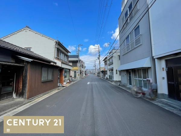 和歌山市北新中ノ丁の中古一戸建の前面道路含む現地写真