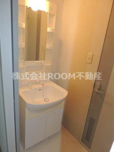 ハリーファーストの洗面所|明るい洗面所です