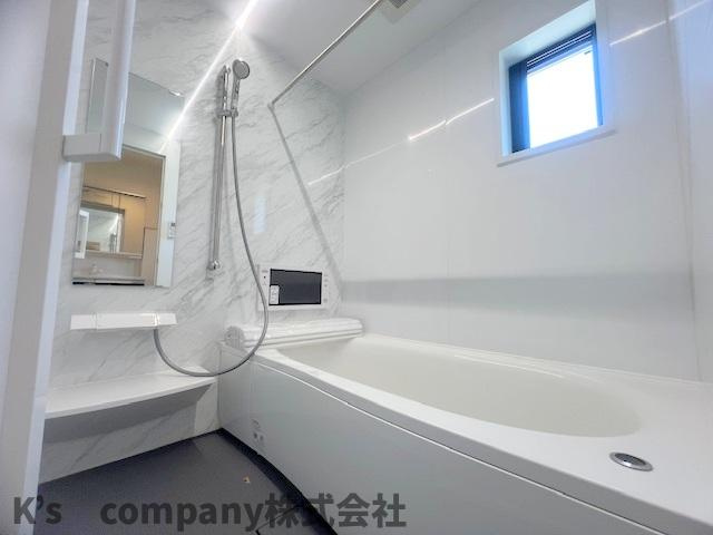 ◎高座郡寒川町中瀬　新築戸建の浴室|窓から自然光が降りそそぐ明るい浴室スペース◇