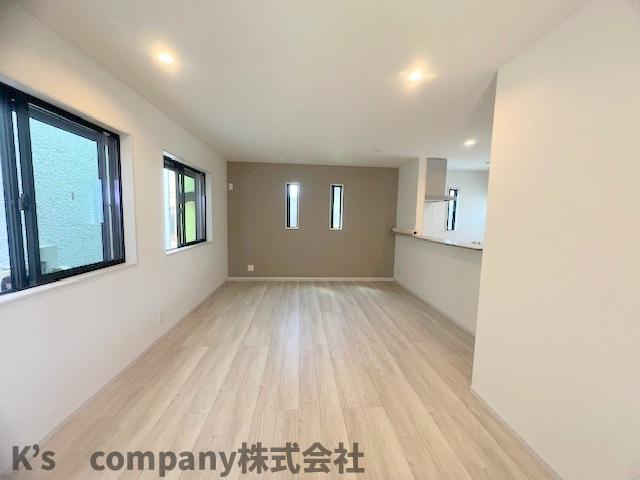 ◎高座郡寒川町中瀬　新築戸建の居間・リビング|アクセントクロスがおしゃれな雰囲気を演出しています◇