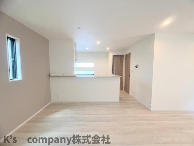 ◎高座郡寒川町中瀬　新築戸建の居間・リビング|リビングにいるご家族を感じながらお料理ができるカウンターキッチン☆