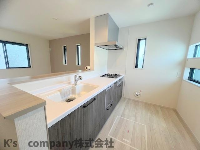 ◎高座郡寒川町中瀬　新築戸建のキッチン|キッチン後方には食器棚スペースがあり床下収納も付いています◇