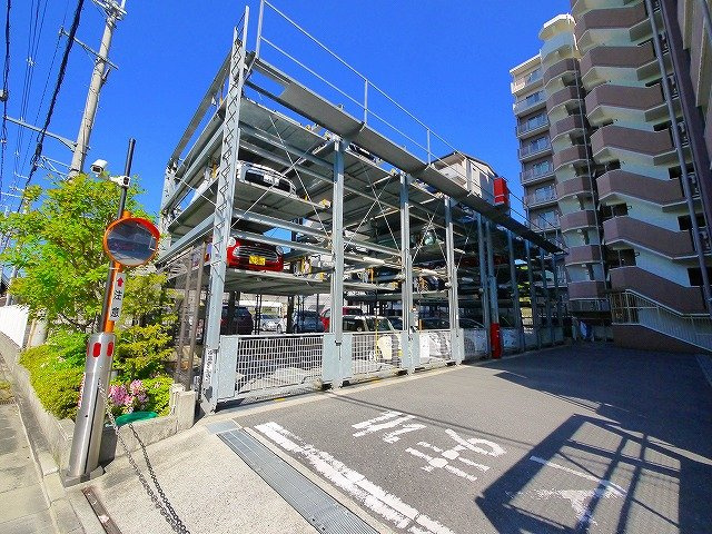 グランスイート平城山の駐車場