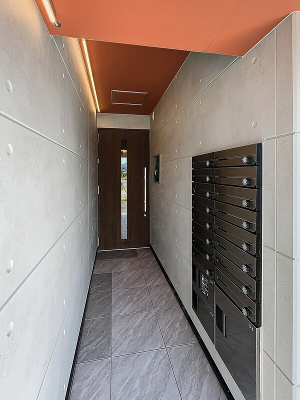 合志市須屋のアパートのエントランス