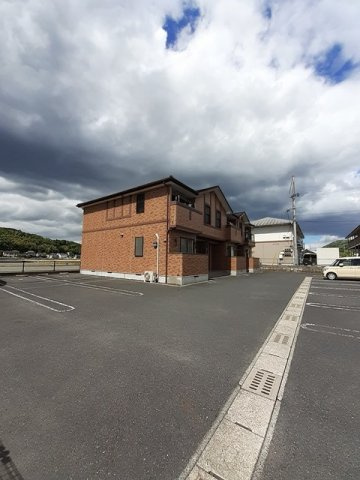 アルクエンシェルＢの駐車場