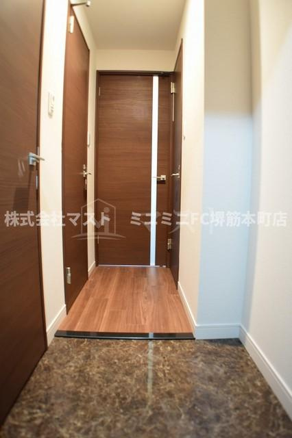 大阪市中央区淡路町２丁目の賃貸マンションの玄関