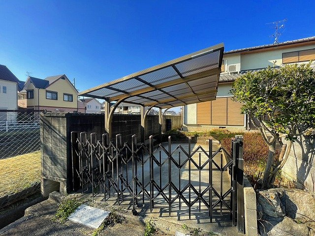 山本邸の駐車場