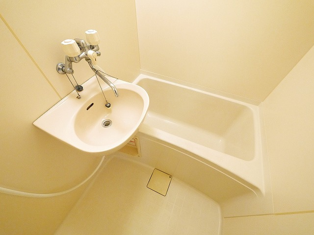 レオパレスドリーム浪漫の浴室|ゆったり過ごせるお風呂です