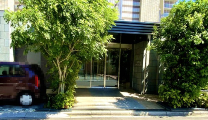 アンビシャスみずほ台のエントランス|洗練されたデザインのエントランスです。オートロック完備で安心のセキュリティ。