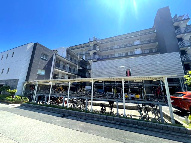 アンビシャス西川口の駐輪場|屋根が付いているので、天候を気にせず安心して停められます。