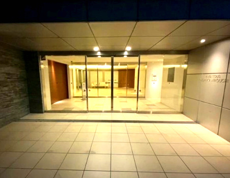 アンビシャス西川口のエントランス|グレーのタイル張りで落ち着いた雰囲気です。