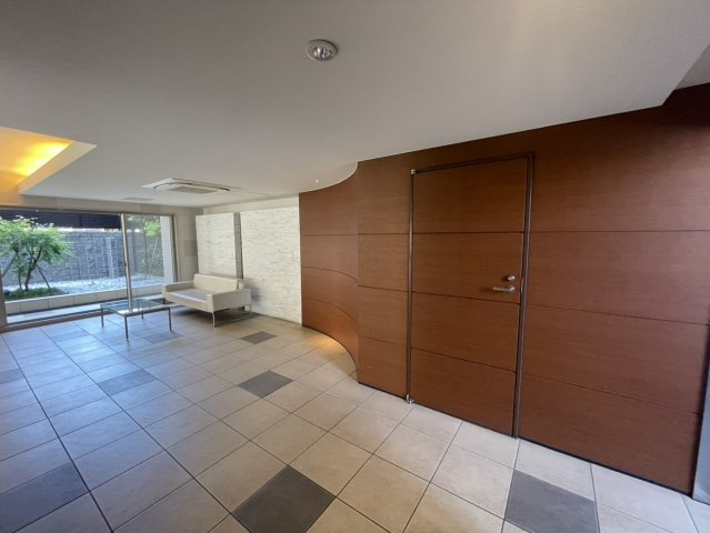 アンビシャス西川口のロビー|木目調の壁と白を基調とした空間が美しく調和した、落ち着きあるロビー。
自然光がやさしく差し込む開放的な雰囲気と、上品で洗練されたインテリアが、心地よく迎えてくれます。