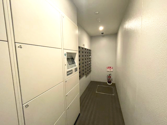 アンビシャス西川口の設備|不在時でも荷物が受け取れる宅配ボックスは、再配達の手間がなく、安心・便利な暮らしをサポートします。