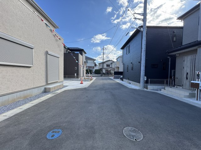 松戸市五香西３丁目新築戸建【松飛台小学校：5分】の前面道路含む現地写真|中央開発道路・幅員約5Ｍ