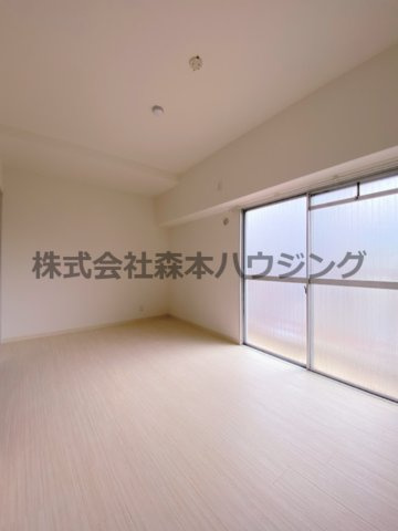 【洋室】 | 　ロイヤルハイツ三喜 | 個人の部屋や寝室として使える洋室です