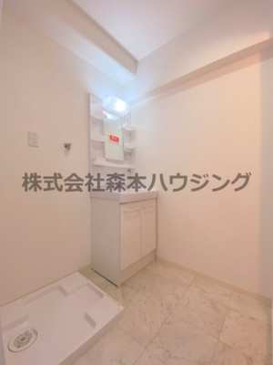 【洗面所】 | 　ロイヤルハイツ三喜 | ゆったりとスペースのある洗面所