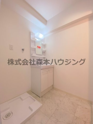 【洗面所】 | 　ロイヤルハイツ三喜 | ゆったりとスペースのある洗面所
