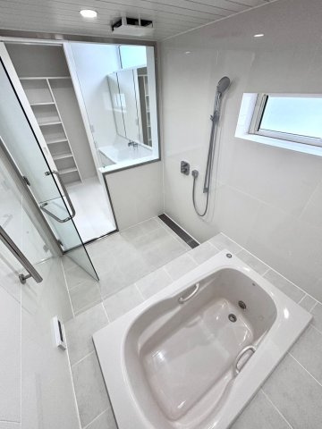 山の手6条6丁目の浴室|バスルーム別角度！窓付きで至福のバスタイムを演出！