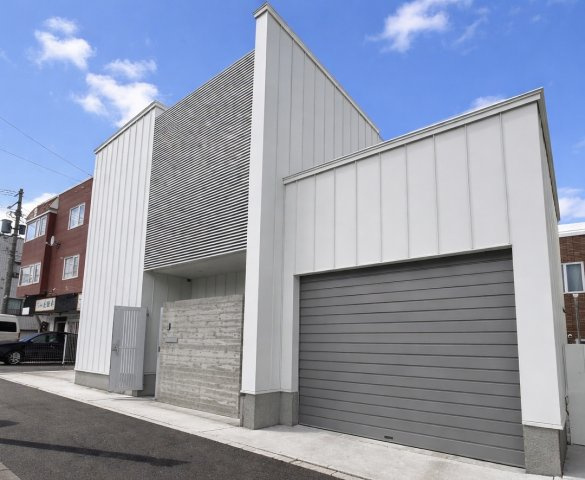 山の手6条6丁目の居間・リビング|白を基調とした室内！開放感のあるリビングです◎