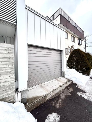 山の手6条6丁目の駐車場|オーバースライドシャッターの組込み車庫付き！