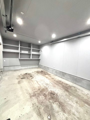 山の手6条6丁目の駐車場|車庫内部！