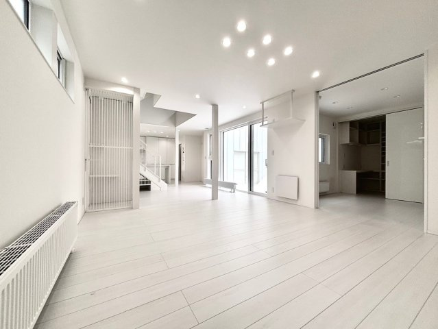 山の手6条6丁目の居間・リビング|LDKはゆったりとした広さの28.0帖！