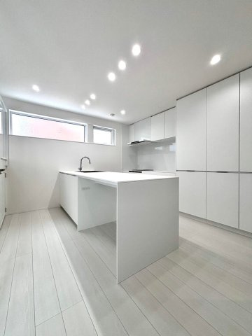 山の手6条6丁目のキッチン|アイランドキッチン！キッチン収納も充実です◎