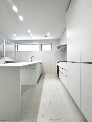 山の手6条6丁目のキッチン|キッチン別角度！明るい光が差し込みます！安心のIHクッキングヒーター！