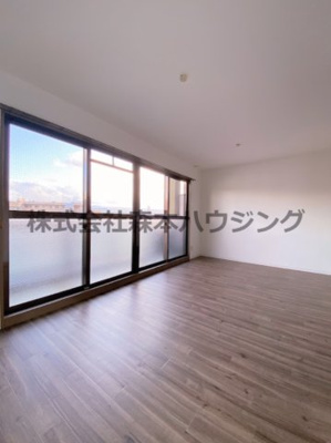 【居間・リビング】 | 　エスポワール交野 | こちらのリビングで趣味の時間をお楽しみください