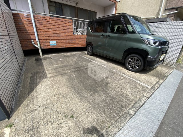 クオリティ小阪の駐車場
