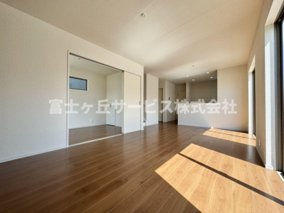 【居間・リビング】 | 島田市向谷元町 7期 新築一戸建て 3号棟 | リビングダイニングです