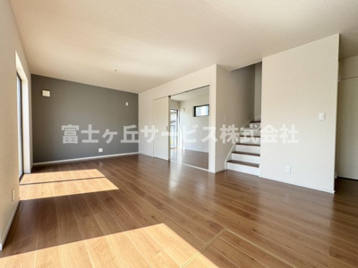 【居間・リビング】 | 島田市向谷元町 7期 新築一戸建て 3号棟 | リビングです