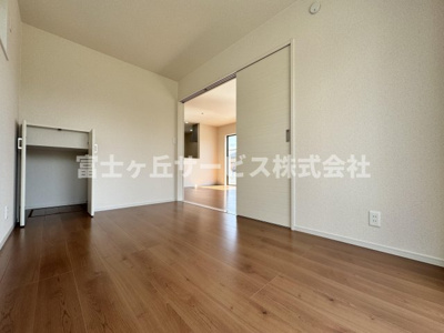 【洋室】 | 島田市向谷元町 7期 新築一戸建て 3号棟 | リビングの隣にある洋室です