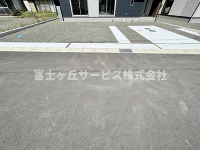 【駐車場】 | 島田市向谷元町 7期 新築一戸建て 3号棟 | 車種により5台駐車可能です