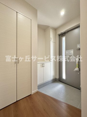 【玄関】 | 島田市向谷元町 7期 新築一戸建て 3号棟 | 収納もある玄関です