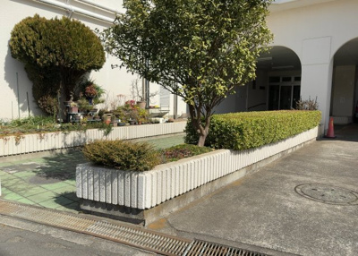 【庭】 | ライフコア東林間 | 物件によっては、入居者が個人的に使用できる専用庭がついているものもあります。また、住宅の中にある土間の部分を庭と呼ぶこともあります。庭の用途は住む人によって変わり、それによってデザインもさまざまです。