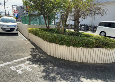 【中庭】 | ライフコア東林間 | 中庭（パティオ）とは、一つの建築物の内部に設けられた、壁などで囲われている庭のことを指します。コの字型、ロの字型が主流ですが、L字型の中庭もあります。最近では、インテリア性の高さからも人気があります。