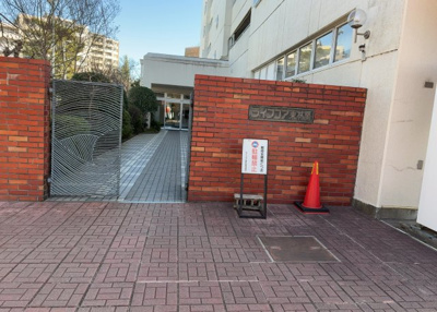 【エントランス】 | ライフコア東林間 | マンションのエントランスには、もともと風よけや防犯の役割がありますが、マンションによって宅配ボックスなどの設備が備わっている所もあります。日々の生活をイメージしながら生活しやすさをチェックしましょう。