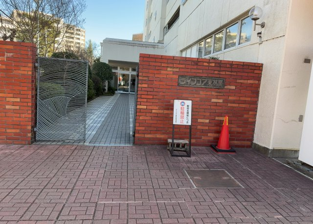 【エントランス】 | ライフコア東林間 | マンションのエントランスには、もともと風よけや防犯の役割がありますが、マンションによって宅配ボックスなどの設備が備わっている所もあります。日々の生活をイメージしながら生活しやすさをチェックしましょう。
