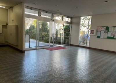 【ロビー】 | ライフコア東林間 | ラウンジは、マンションの共用スペースに椅子やテーブルなどを配置した利用者が寛げる空間です。屋内型ラウンジと屋外型ラウンジがあります。共用部分の管理状況と合わせて、詳細については現地でご確認ください。