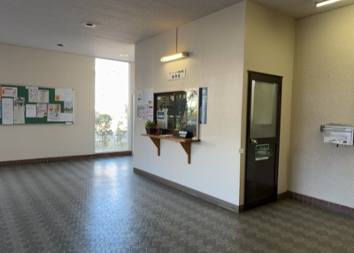 【受付】 | ライフコア東林間 | 受付はマンションコンシェルジュがいる場合もあれば、管理人が滞在する小部屋を総称して呼ぶことがあります。主にエントランスに設置されていることから、防犯面でも期待ができます。防犯設備がない場合はより安心！