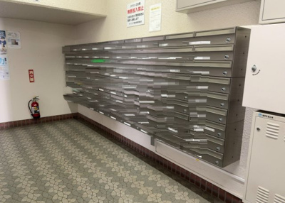 【設備】 | ライフコア東林間 | エントランス付近に設置されている集合ポストは、住んでいる部屋と離れているため、ポストをあさるなど誰かに何かされていても被害に気づきにくいです。入居する時には他人に特定されにくい番号で鍵をかけましょう！