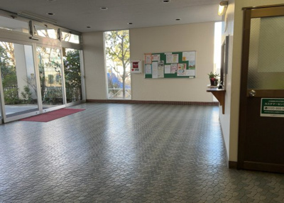 【ロビー】 | ライフコア東林間 | ロビーというと、エントランスと何がちがうの？と思いますよね。実はロビーとエントランスには明確な決まりはありません。物件によっては、エントランスを入って広がるある程度の広さのある空間がロビーとなります。