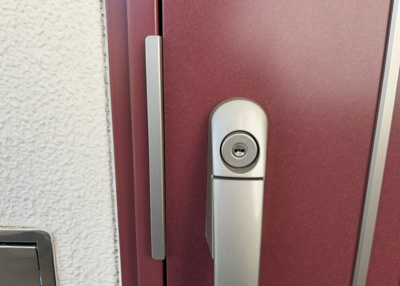 【防犯設備】 | ライフコア東林間 | 室内の防犯設備もチェックしましょう！モニター付きインターホンが設置されているか、防犯シャッターが設備されているか、ベランダに人が上がってきにくい高さかなどチェックしておくと入居後も安心できるでしょう。