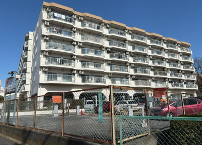 【外観】 | ライフコア東林間 | 眺望の良さを楽しめるダイニングキッチンで家族団らんの時間を過ごしてはいかがでしょうか。バルコニーから見える景色を家族で眺める時間は、時間が経つのを忘れてしまいそうですね。是非、現地を見に行きましょう！